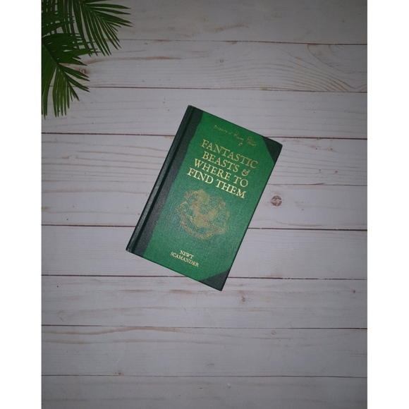 Fantastic Beasts and Where to Find Them, Wizarding World of Harry Potter Book - Picture 1 of 6